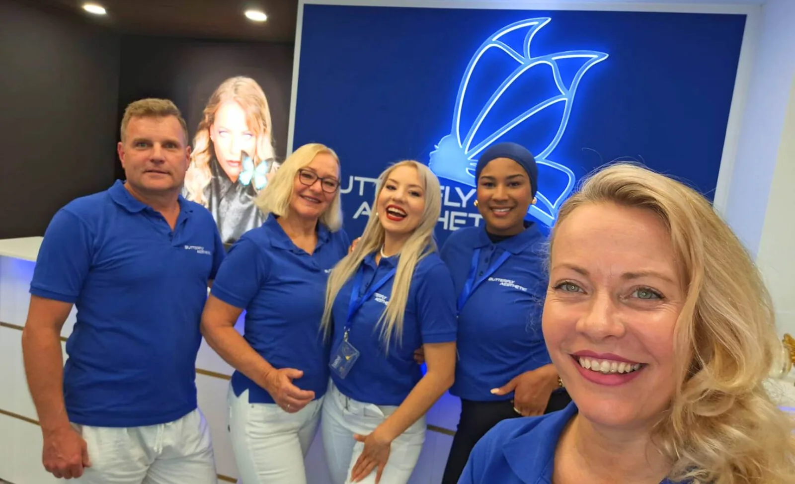 Tina Kästner mit ihrem Team im Studio